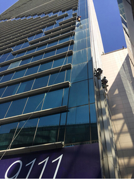 喜迎國(guó)慶,“蜘蛛俠”給中企大廈添風(fēng)采