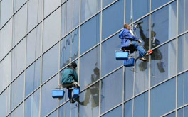 玻璃幕墻清洗有哪些注意事項(xiàng)呢？