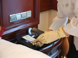 如何清潔酒店房間內部？