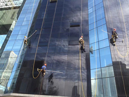 在進(jìn)行外墻清洗時，一定要根據(jù)實際情況來！